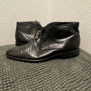 Men’s GUESS Mid top boot/shoe